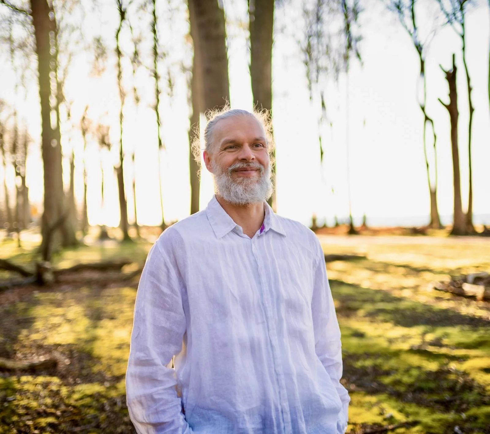 Steffen Plust in ruhiger Waldumgebung